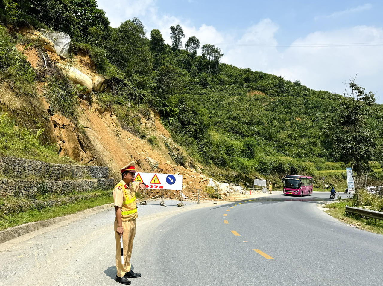 CSGT Lào Cai đảm bảo thông tuyến giao thông sau mưa lũ