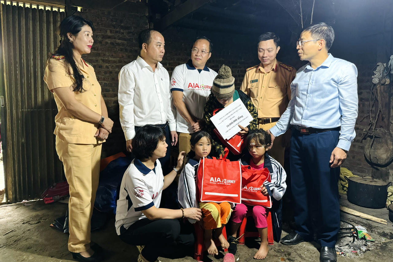 Cục CSGT tặng quà trẻ em có hoàn cảnh khó khăn tại Lào Cai 