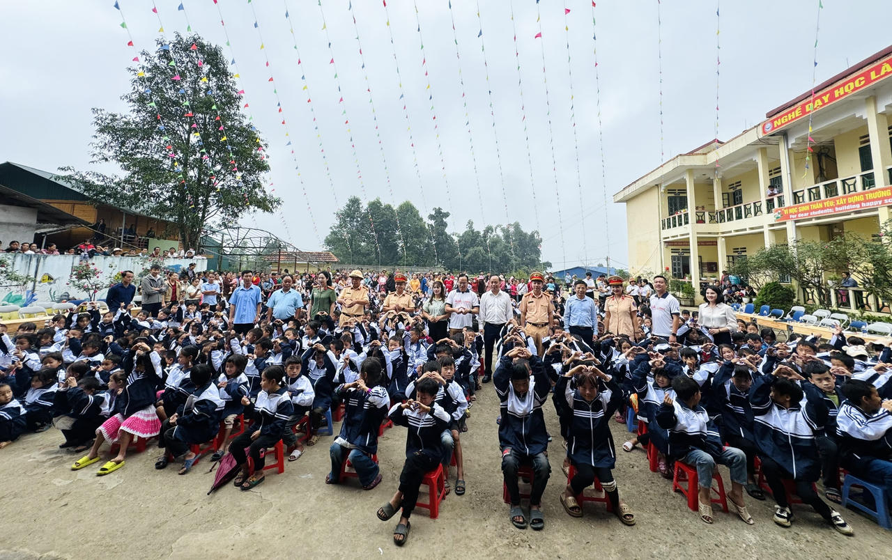 Cục CSGT tặng quà trẻ em có hoàn cảnh khó khăn tại Lào Cai 