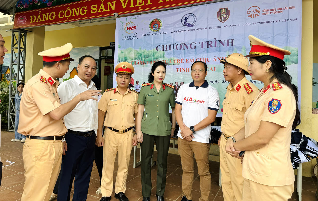 Cục CSGT tặng quà trẻ em có hoàn cảnh khó khăn tại Lào Cai 