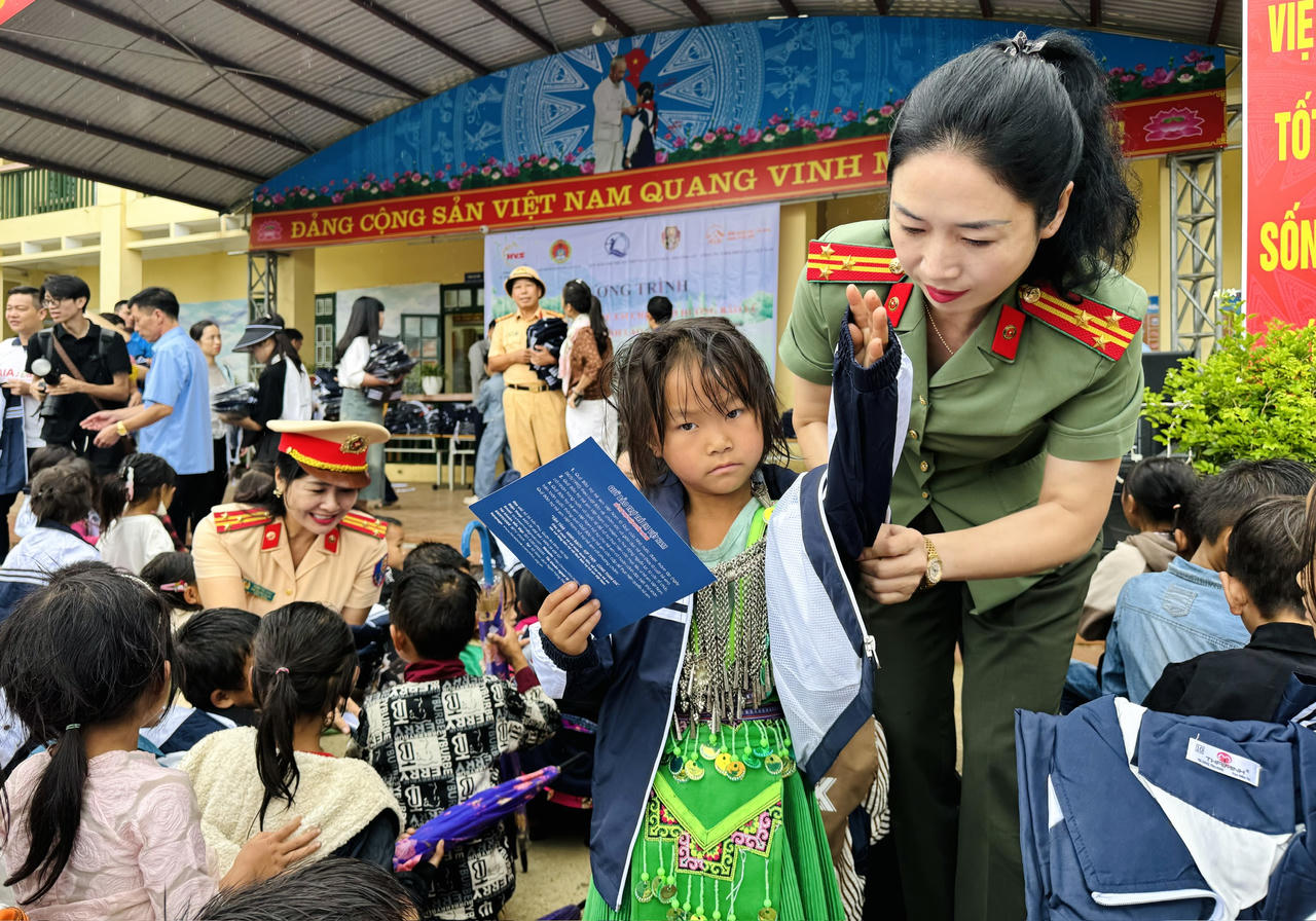 Cục CSGT tặng quà trẻ em có hoàn cảnh khó khăn tại Lào Cai 