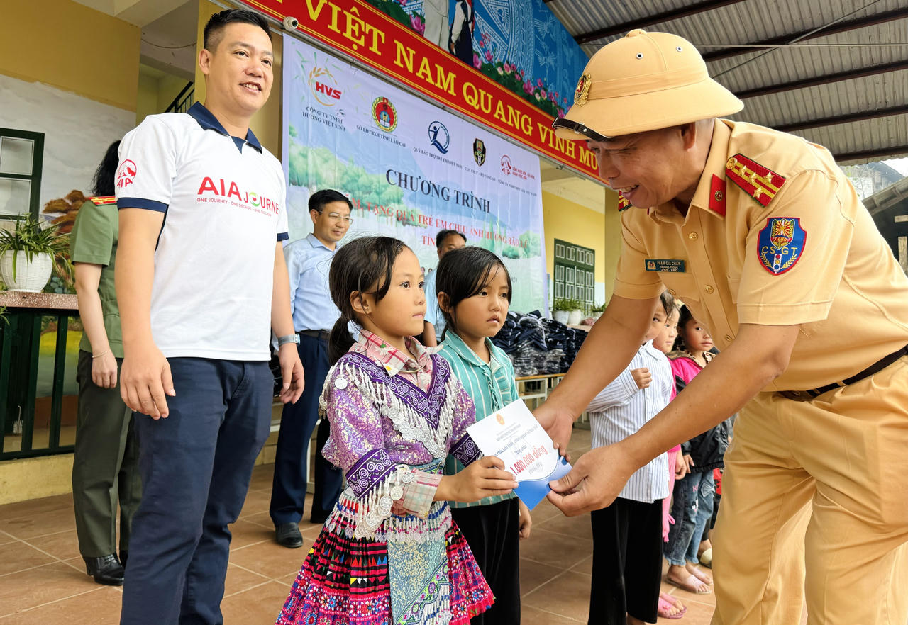 Cục CSGT tặng quà trẻ em có hoàn cảnh khó khăn tại Lào Cai 