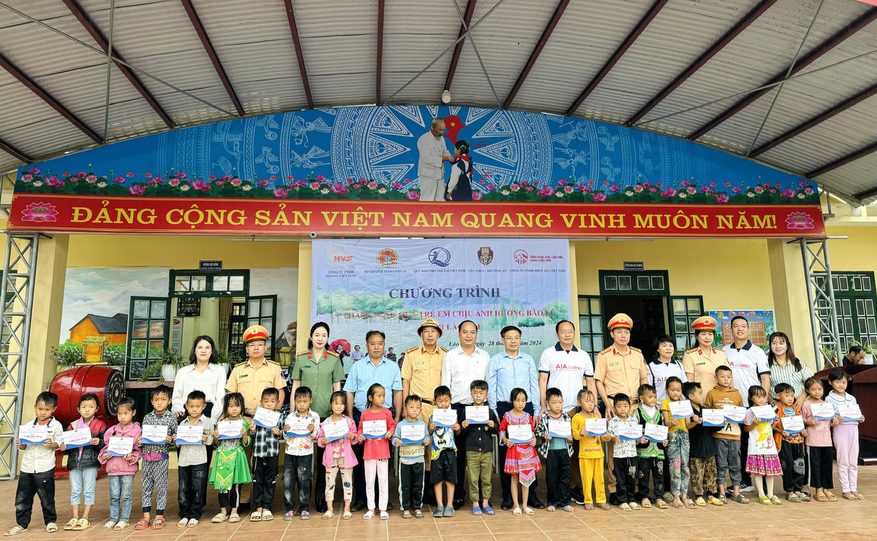 Cục CSGT tặng quà trẻ em có hoàn cảnh khó khăn tại Lào Cai 