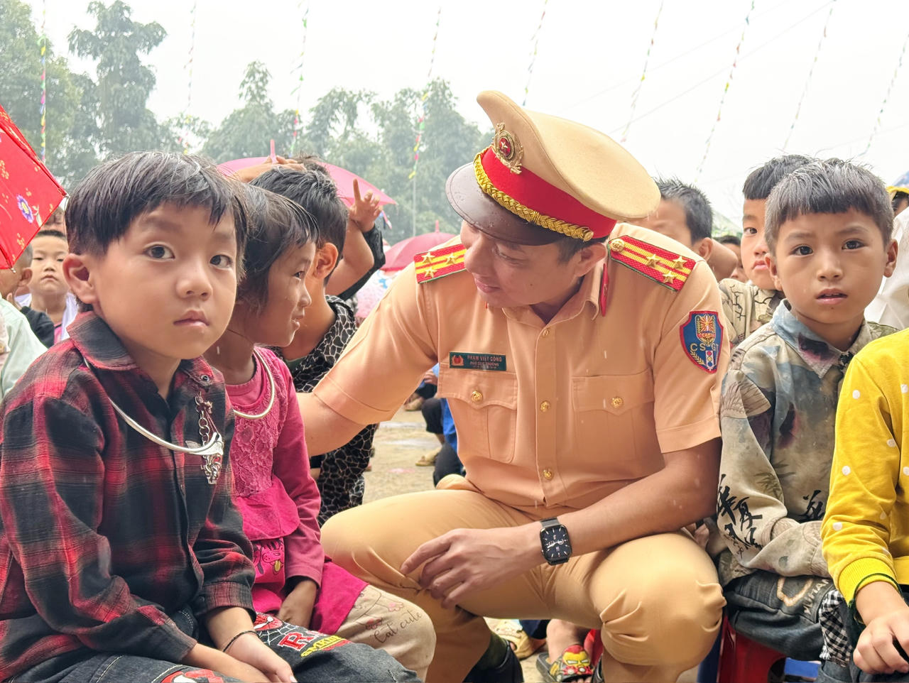 Cục CSGT tặng quà trẻ em có hoàn cảnh khó khăn tại Lào Cai 
