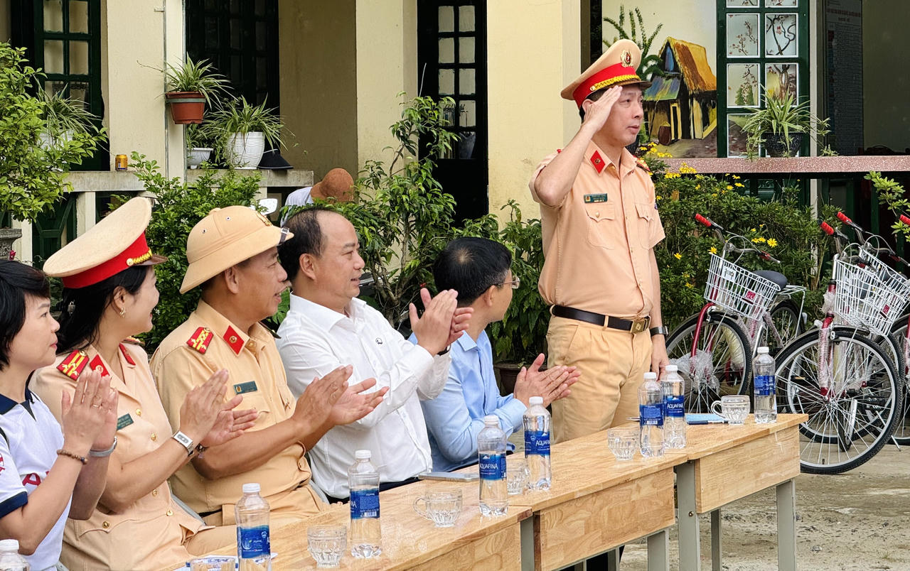 Cục CSGT tặng quà trẻ em có hoàn cảnh khó khăn tại Lào Cai 