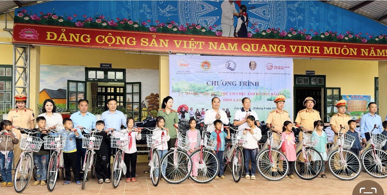 Cục CSGT tặng quà trẻ em có hoàn cảnh khó khăn tại Lào Cai 
