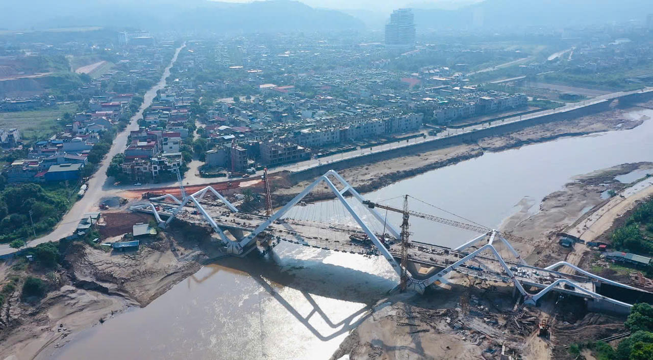 Sau mưa lũ, công nhân, kỹ sư dự án cầu Phú Thịnh tập trung kéo cáp cầu dây văng