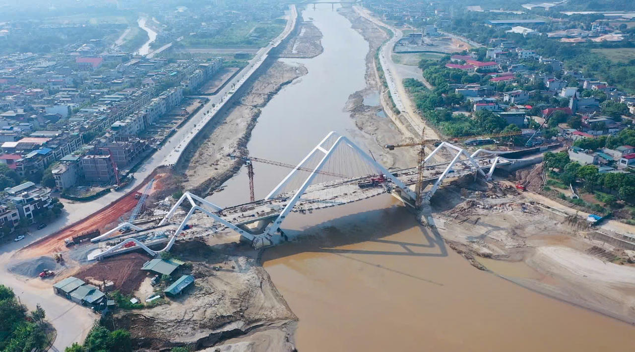 Sau mưa lũ, công nhân, kỹ sư dự án cầu Phú Thịnh tập trung kéo cáp cầu dây văng