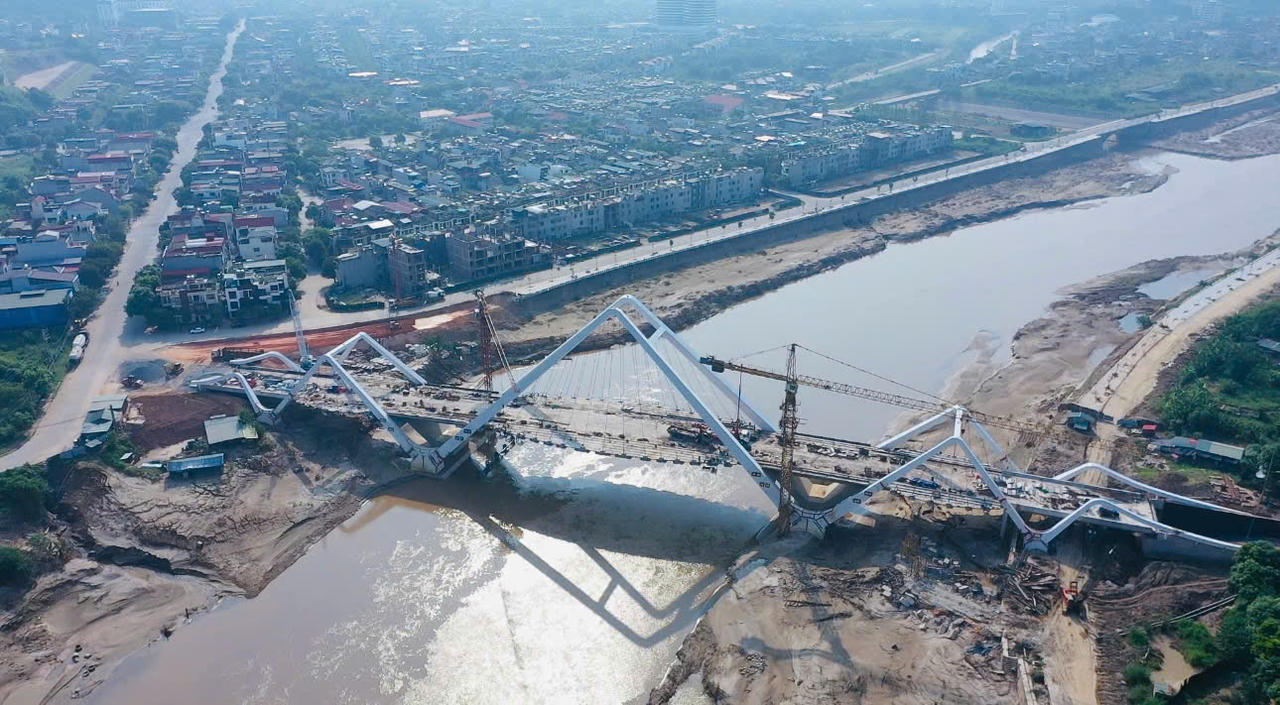 Sau mưa lũ, công nhân, kỹ sư dự án cầu Phú Thịnh tập trung kéo cáp cầu dây văng