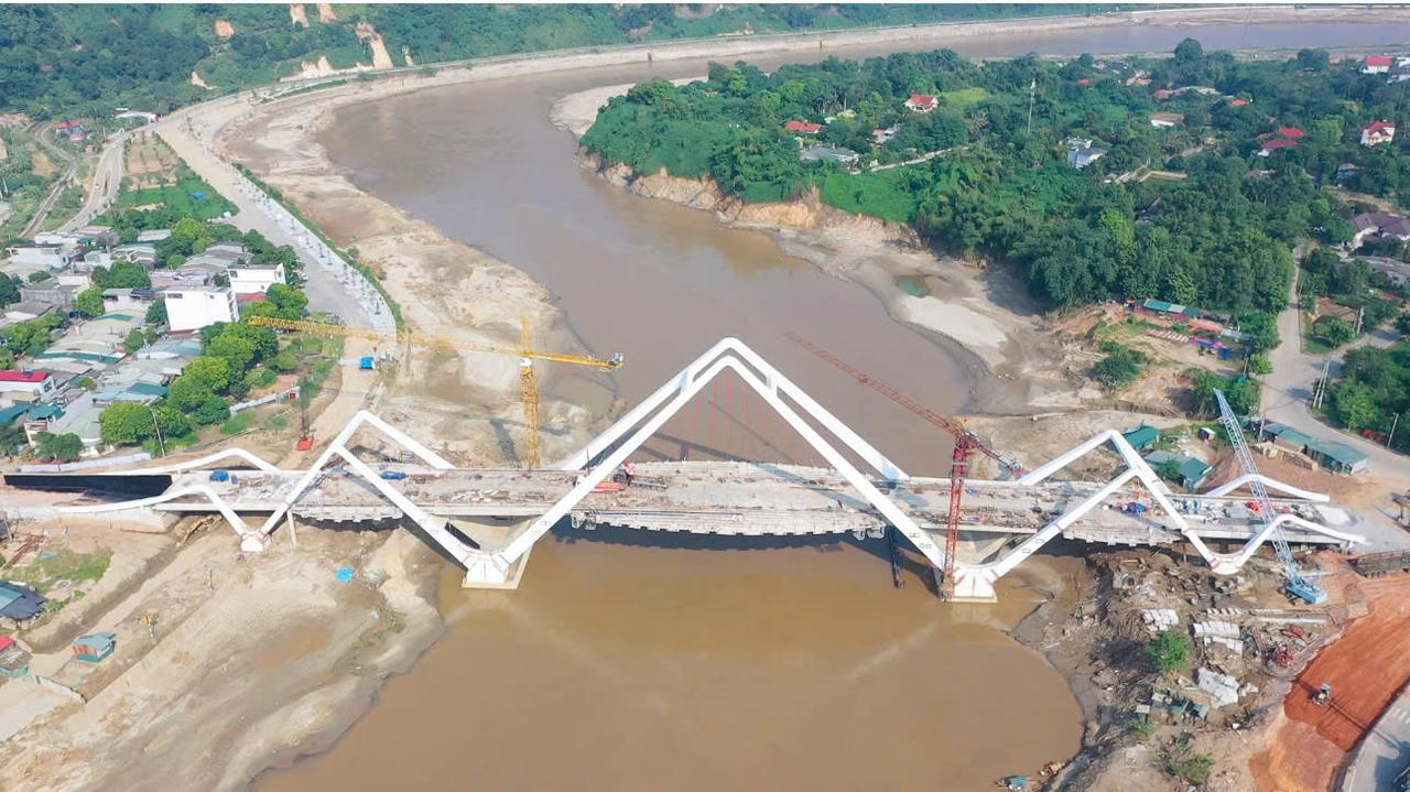 Sau mưa lũ, công nhân, kỹ sư dự án cầu Phú Thịnh tập trung kéo cáp cầu dây văng