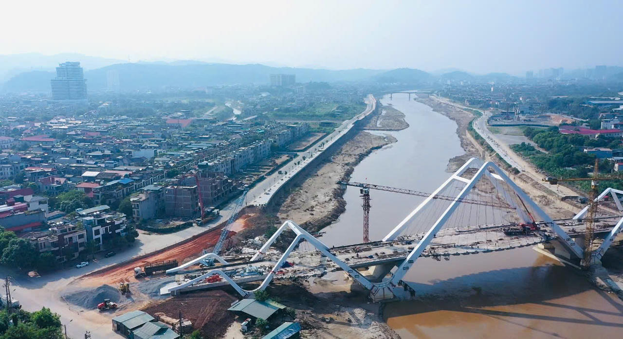 Sau mưa lũ, công nhân, kỹ sư dự án cầu Phú Thịnh tập trung kéo cáp cầu dây văng