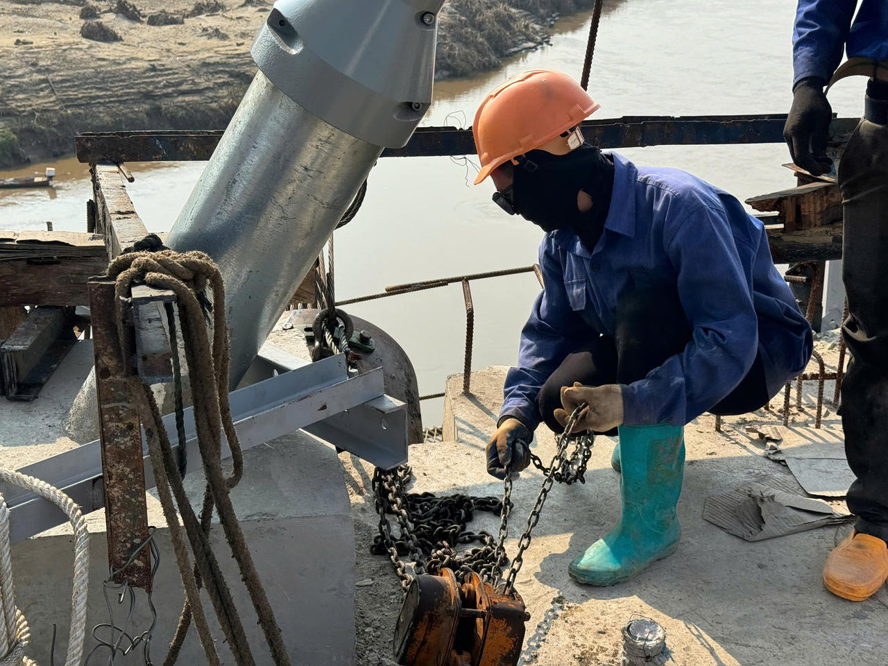 Sau mưa lũ, công nhân, kỹ sư dự án cầu Phú Thịnh tập trung kéo cáp cầu dây văng