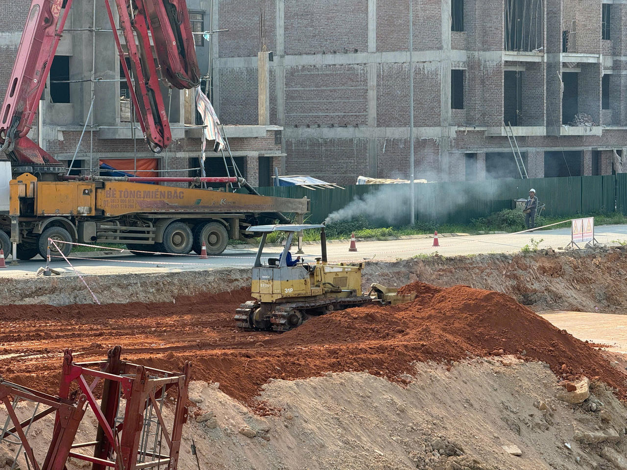 Sau mưa lũ, công nhân, kỹ sư dự án cầu Phú Thịnh tập trung kéo cáp cầu dây văng