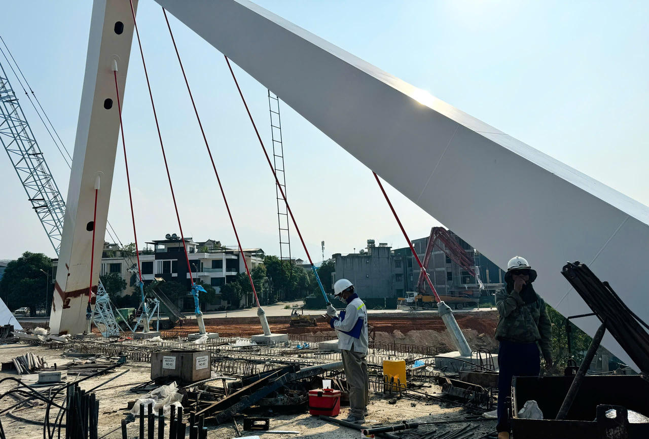 Sau mưa lũ, công nhân, kỹ sư dự án cầu Phú Thịnh tập trung kéo cáp cầu dây văng