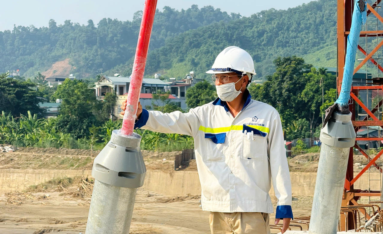 Sau mưa lũ, công nhân, kỹ sư dự án cầu Phú Thịnh tập trung kéo cáp cầu dây văng