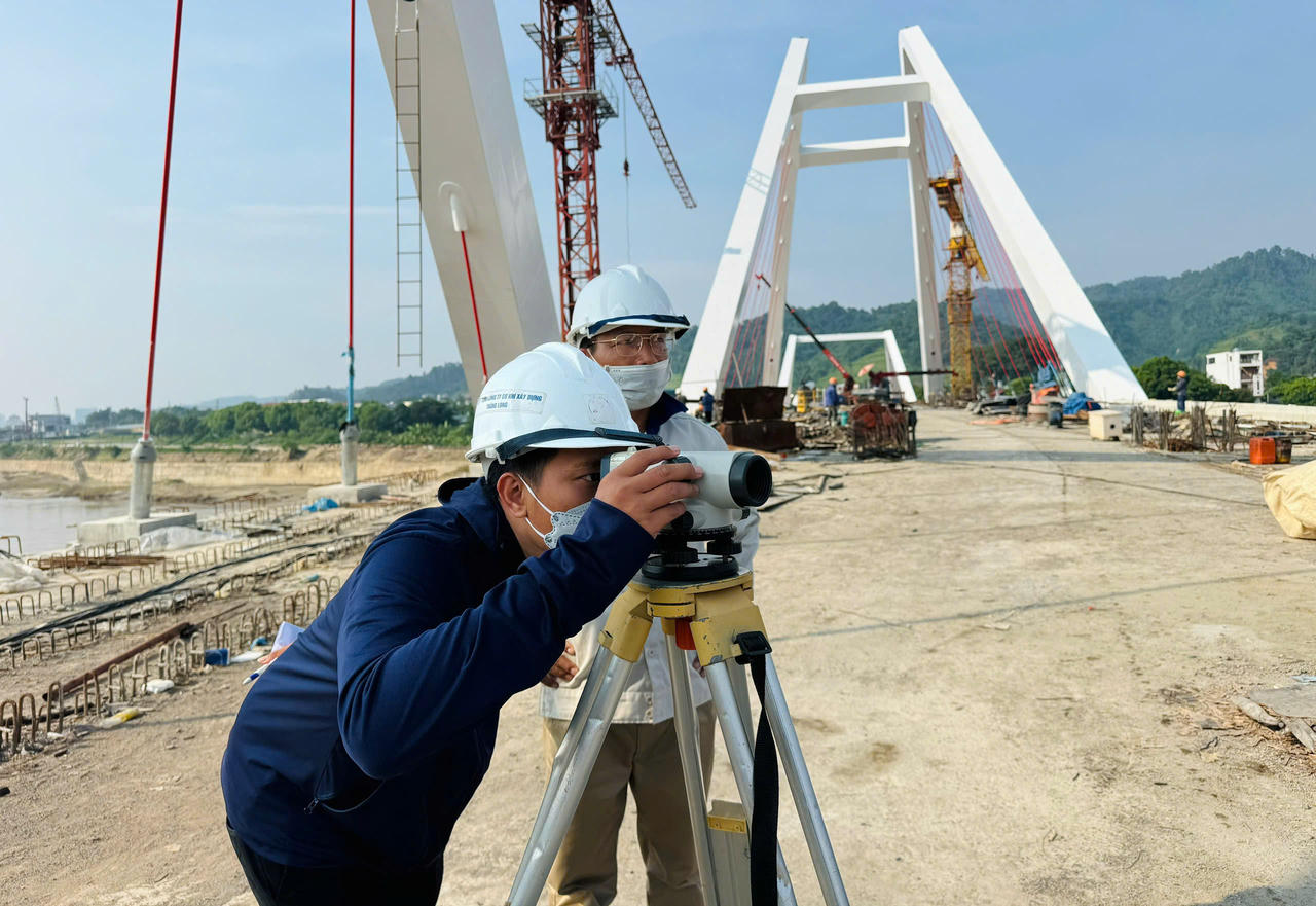 Sau mưa lũ, công nhân, kỹ sư dự án cầu Phú Thịnh tập trung kéo cáp cầu dây văng