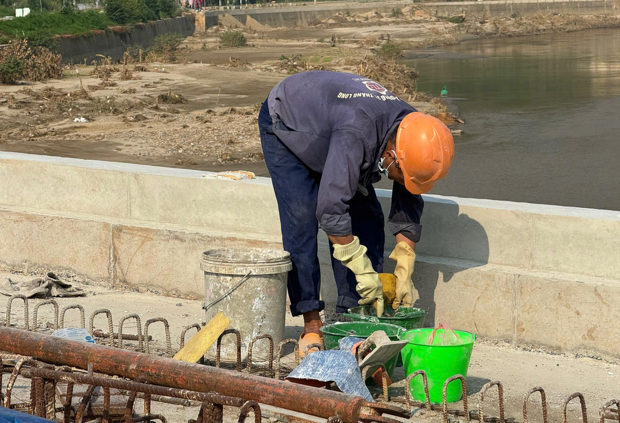 Sau mưa lũ, công nhân, kỹ sư dự án cầu Phú Thịnh tập trung kéo cáp cầu dây văng