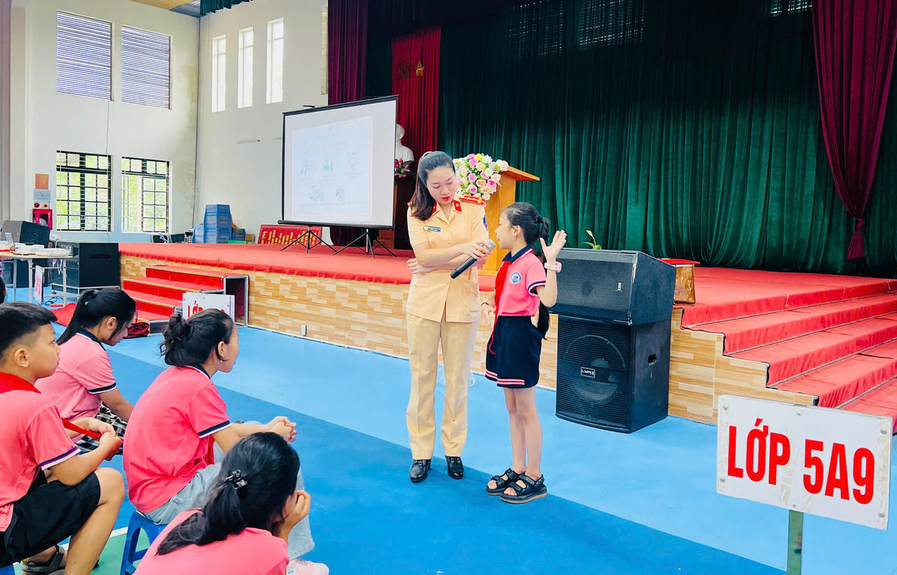 Lào Cai: Xử lý nghiêm vi phạm, tăng cường tuyên truyền ATGT đối với lứa tuổi học sinh