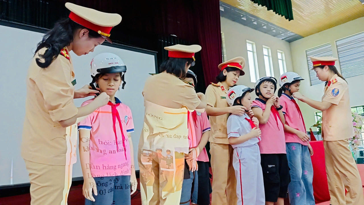 Lào Cai: Xử lý nghiêm vi phạm, tăng cường tuyên truyền ATGT đối với lứa tuổi học sinh