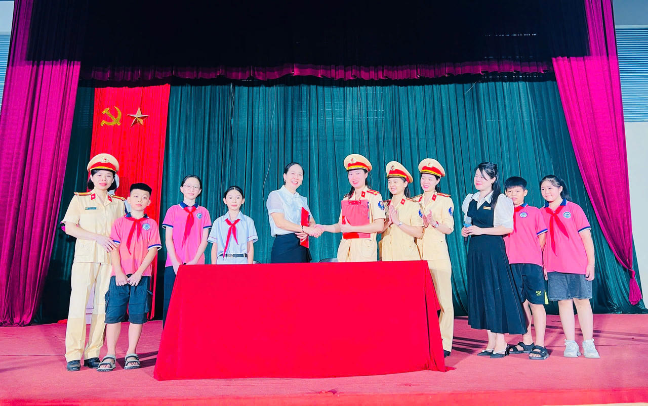 Lào Cai: Xử lý nghiêm vi phạm, tăng cường tuyên truyền ATGT đối với lứa tuổi học sinh