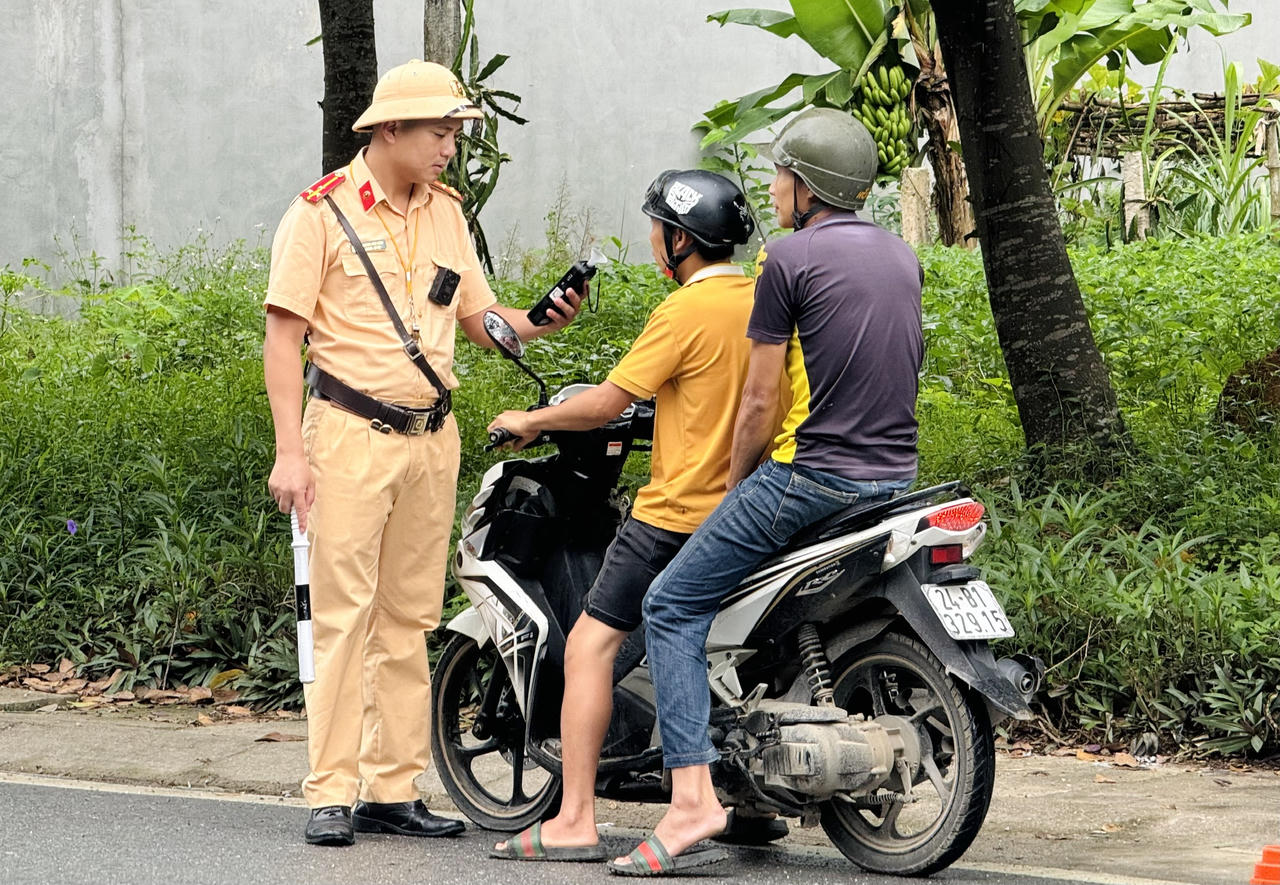 Lào Cai: Xử lý nghiêm vi phạm, tăng cường tuyên truyền ATGT đối với lứa tuổi học sinh