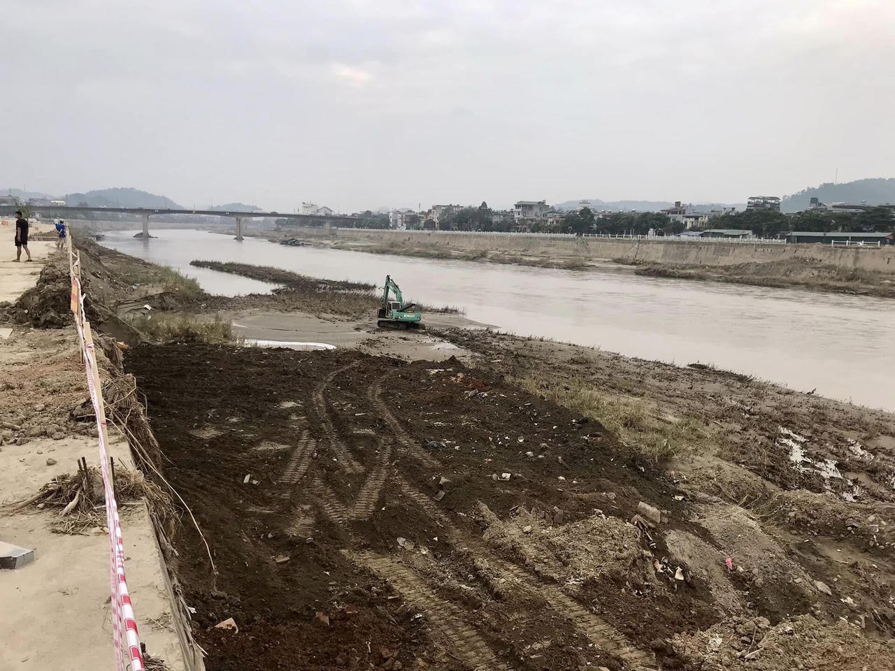 Nước sông Hồng đang lên ở Lào Cai