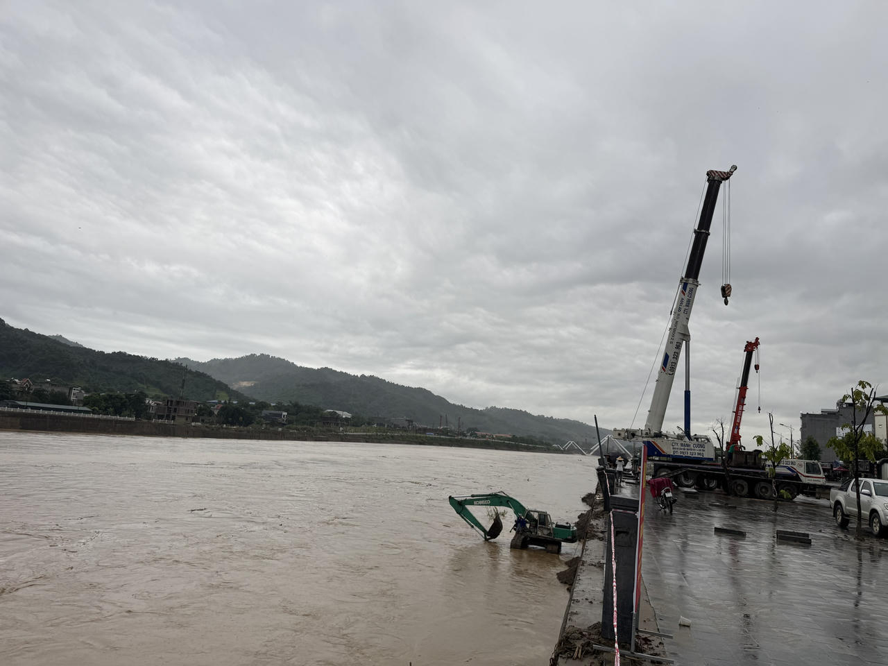 Nước sông Hồng đang lên ở Lào Cai