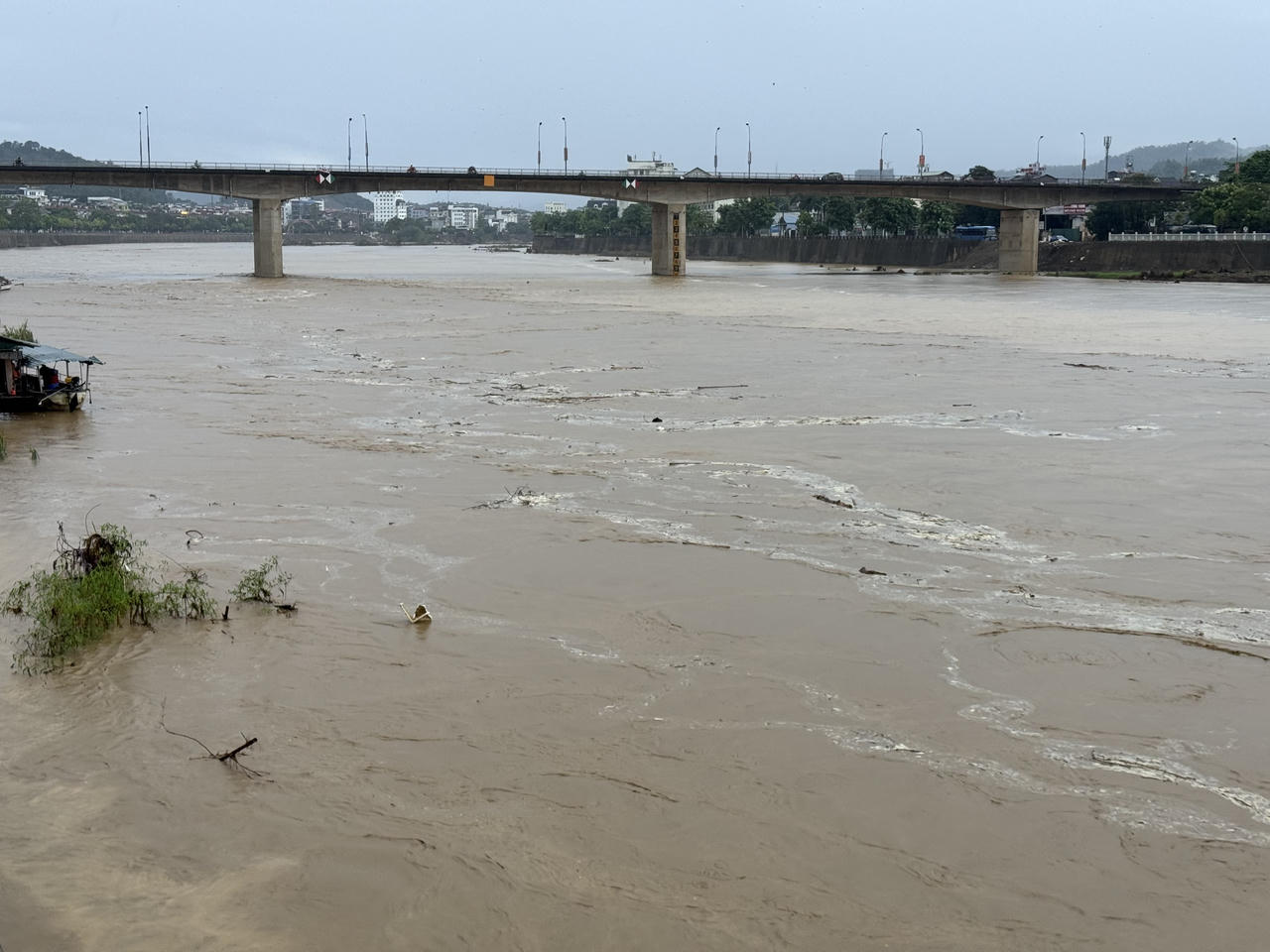 Nước sông Hồng đang lên ở Lào Cai