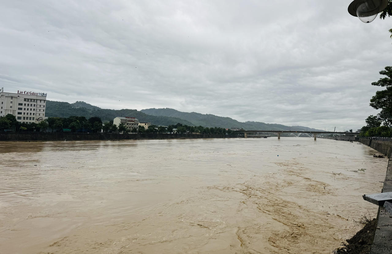 Nước sông Hồng đang lên ở Lào Cai