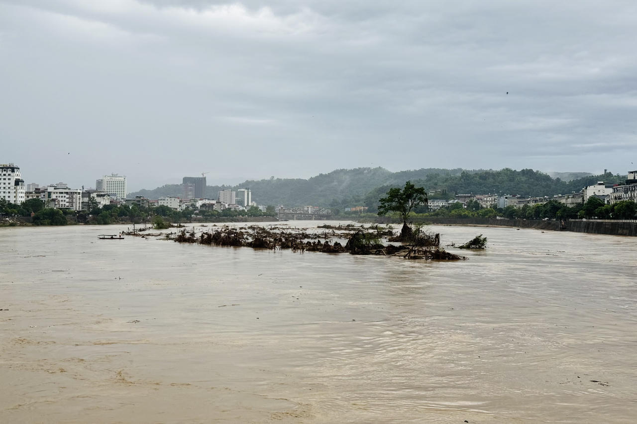 Nước sông Hồng đang lên ở Lào Cai