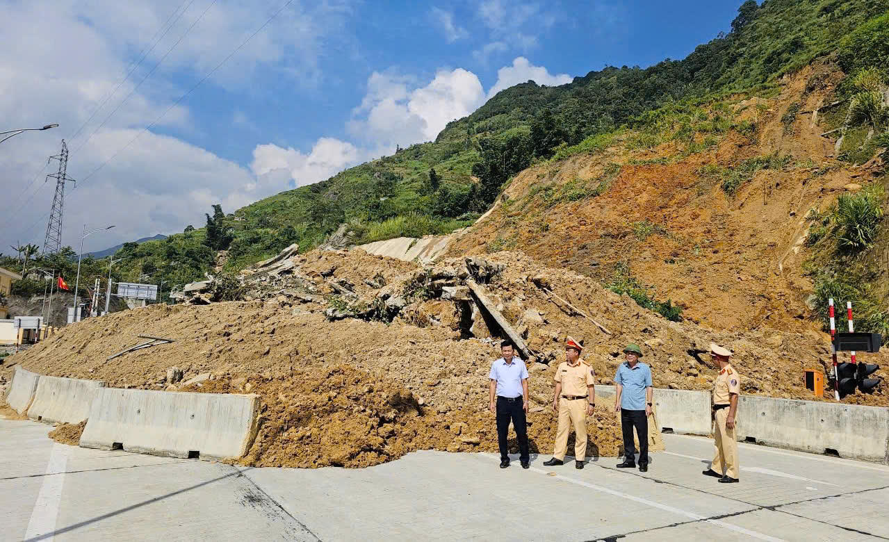 Đường lên cầu Móng Sến (Lào Cai) bị sạt lở