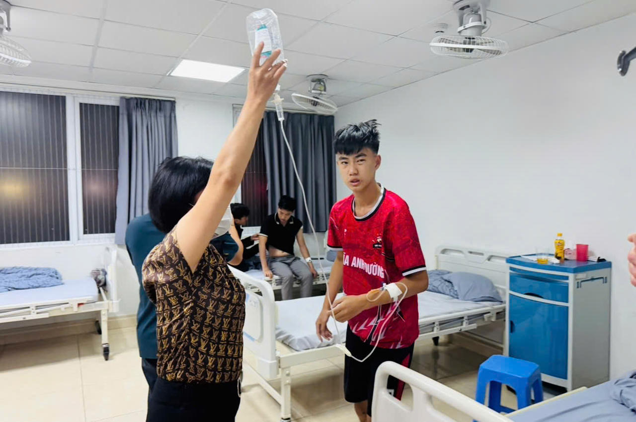 40 sinh viên trường Cao đẳng Lào Cai nhập viện nghi do ngộ độc thực phẩm