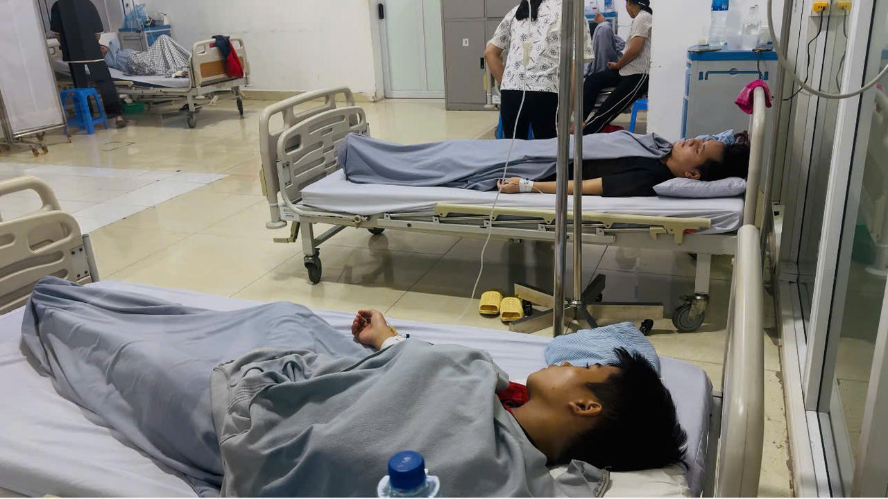 40 sinh viên trường Cao đẳng Lào Cai nhập viện nghi do ngộ độc thực phẩm