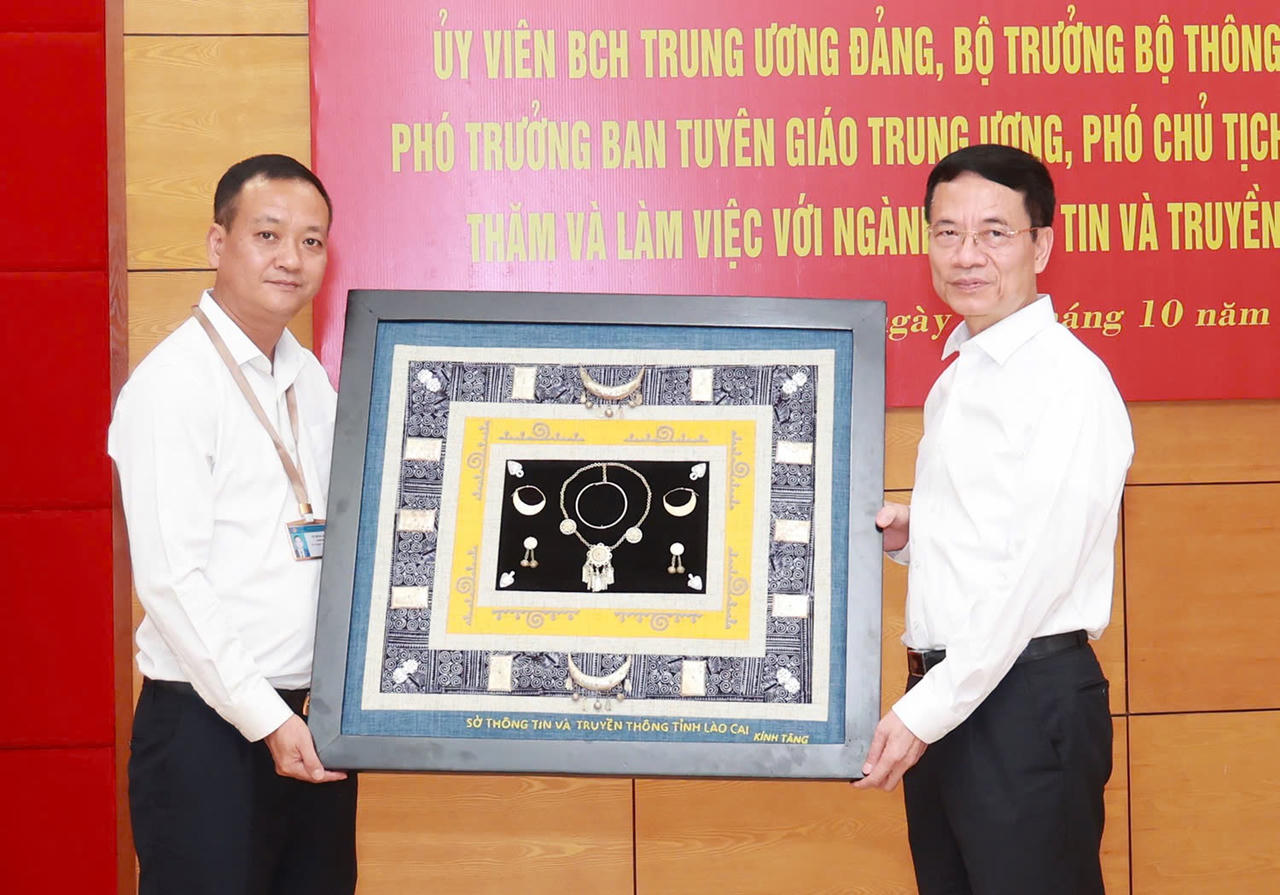 Bộ trưởng Bộ Thông tin và Truyền thông làm việc tại Lào Cai
