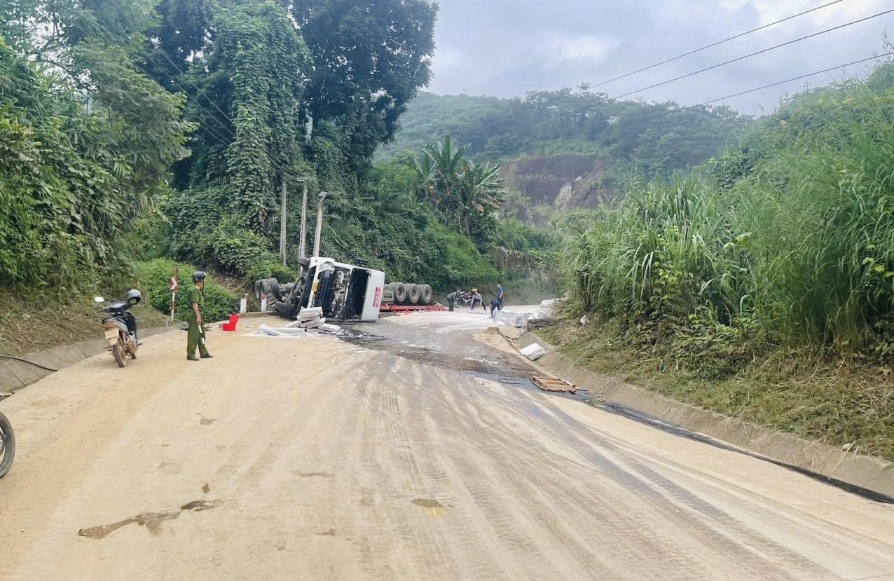 Xe chở vật liệu dựng nhà mới cho dân Làng Nủ bị lật trên đường đèo Mã Yên Sơn