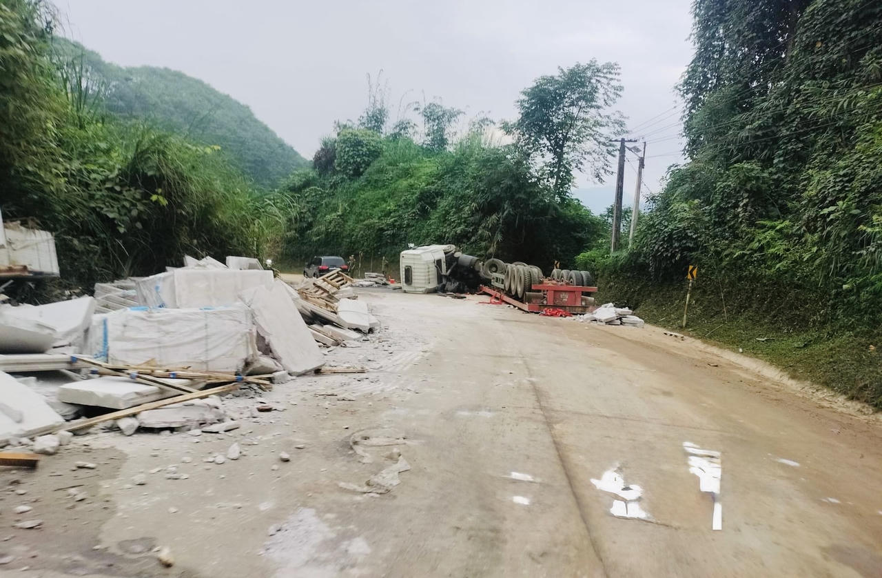 Xe chở vật liệu dựng nhà mới cho dân Làng Nủ bị lật trên đường đèo Mã Yên Sơn