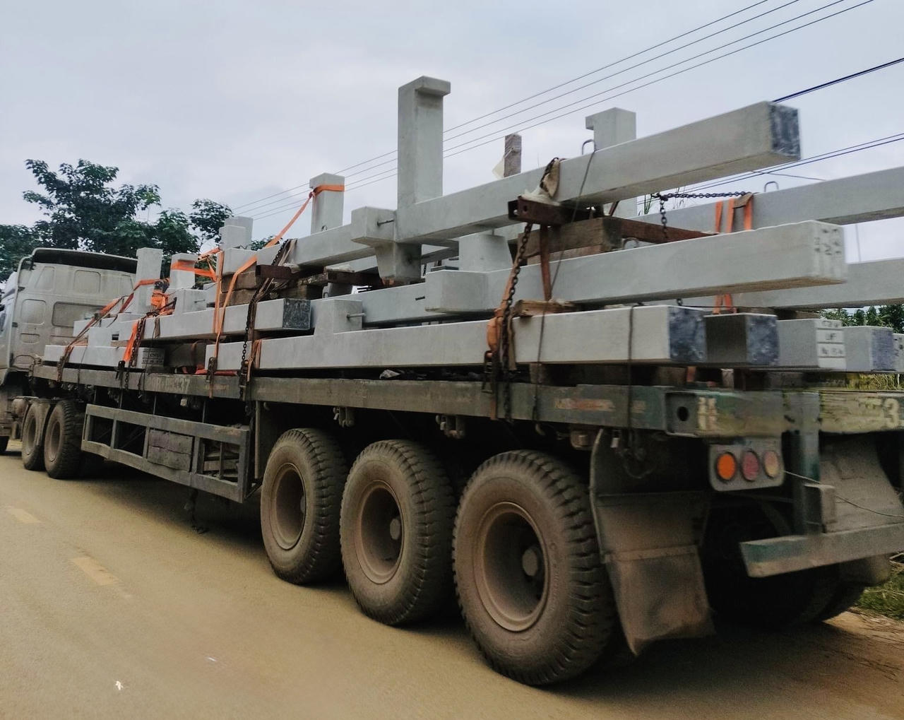 Xe chở vật liệu dựng nhà mới cho dân Làng Nủ bị lật trên đường đèo Mã Yên Sơn