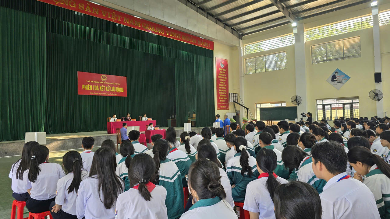 Hơn 400 học sinh tham dự phiên tòa xét xử lưu động tại Lào Cai