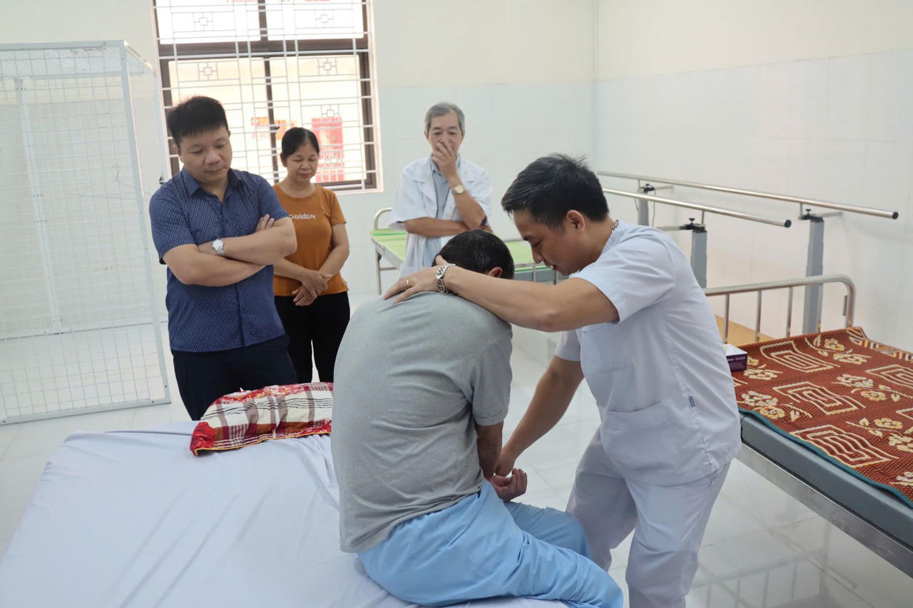 Tập huấn và tiếp nhận chuyển giao kỹ thuật "tập vận động cho bệnh nhân liệt"