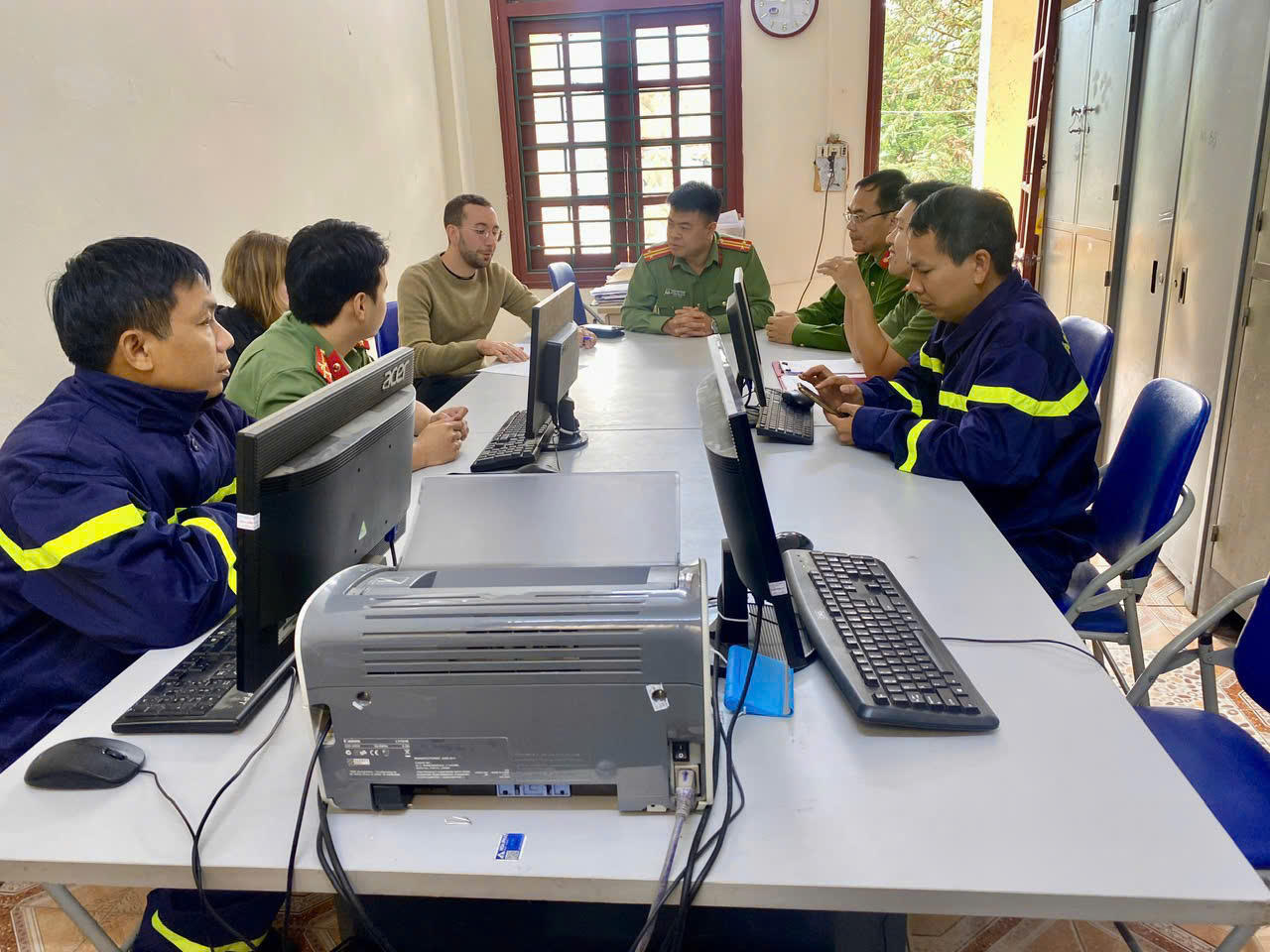 Xuyên đêm tìm kiếm du khách nước ngoài lạc trong rừng Vườn Quốc gia Hoàng Liên