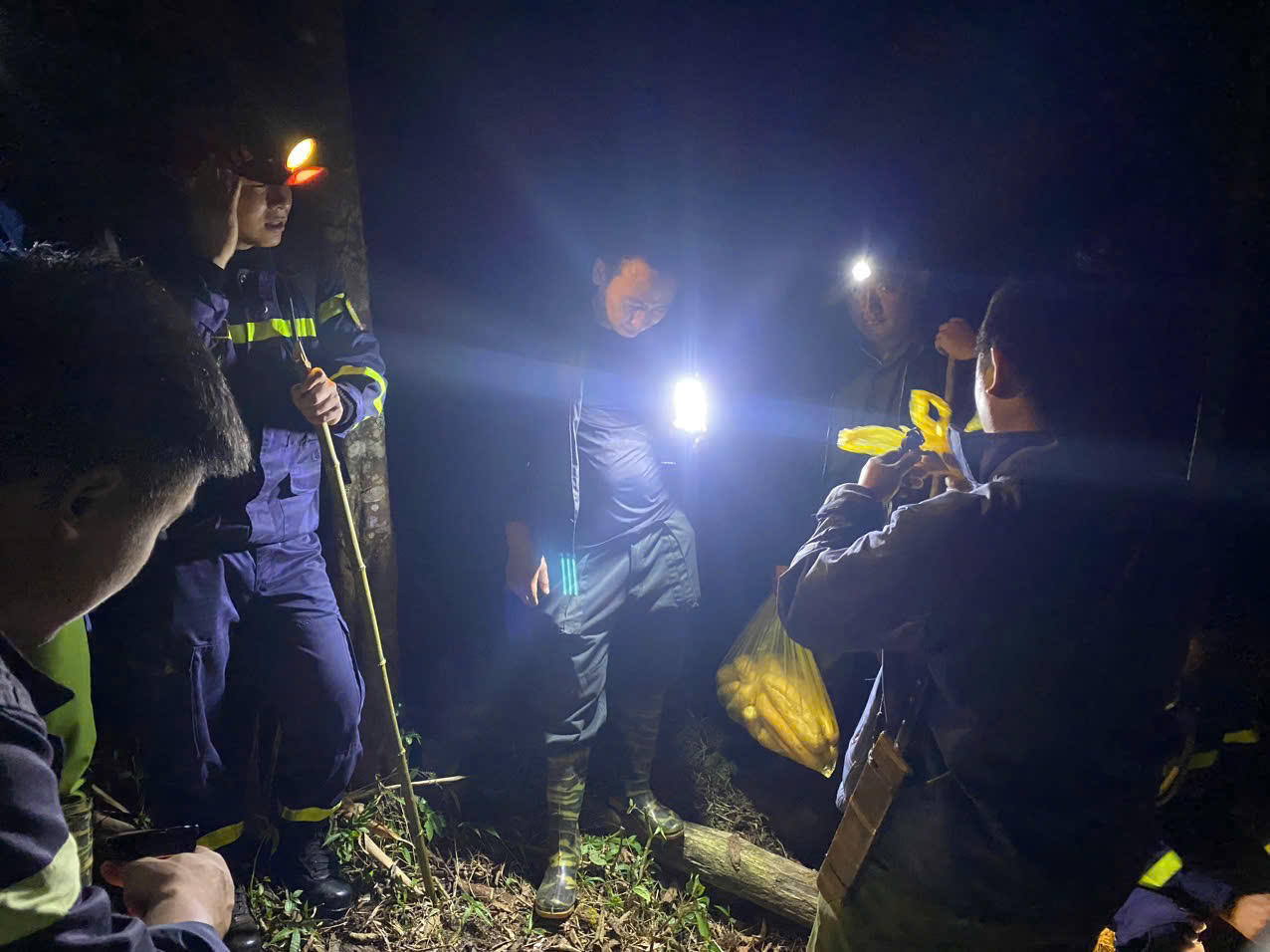 Xuyên đêm tìm kiếm du khách nước ngoài lạc trong rừng Vườn Quốc gia Hoàng Liên