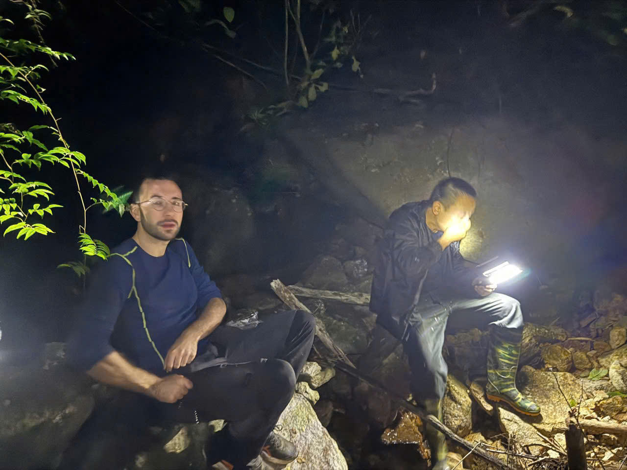 Xuyên đêm tìm kiếm du khách nước ngoài lạc trong rừng Vườn Quốc gia Hoàng Liên