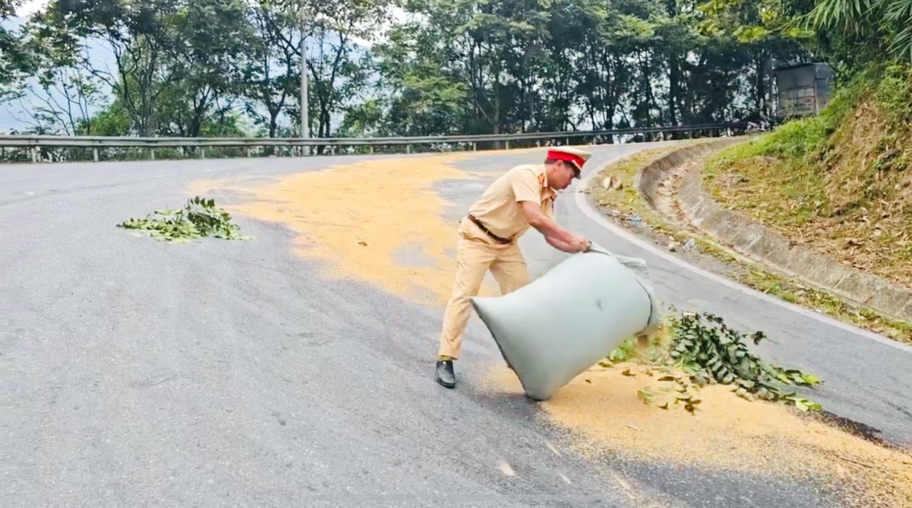 Khắc phục sự cố dầu loang trơn trượt trên Quốc lộ 4D