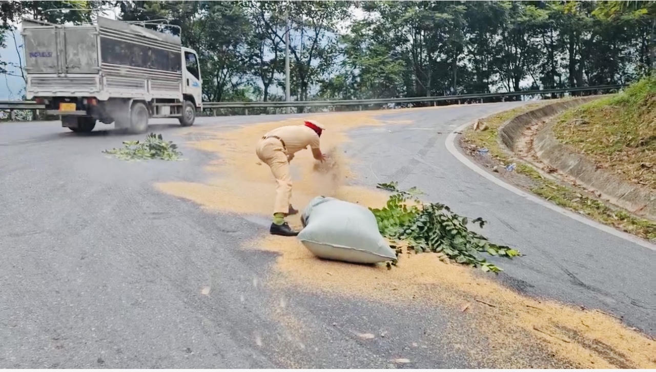 Khắc phục sự cố dầu loang trơn trượt trên Quốc lộ 4D