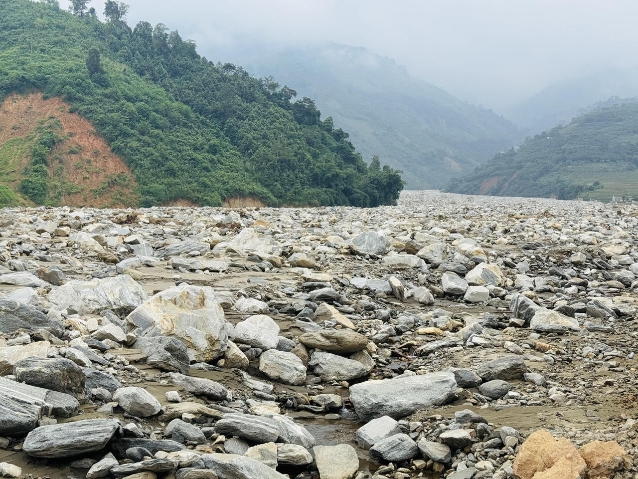 Bất ngờ cảnh dòng suối 'hóa đá' dài 4km ở Lào Cai
