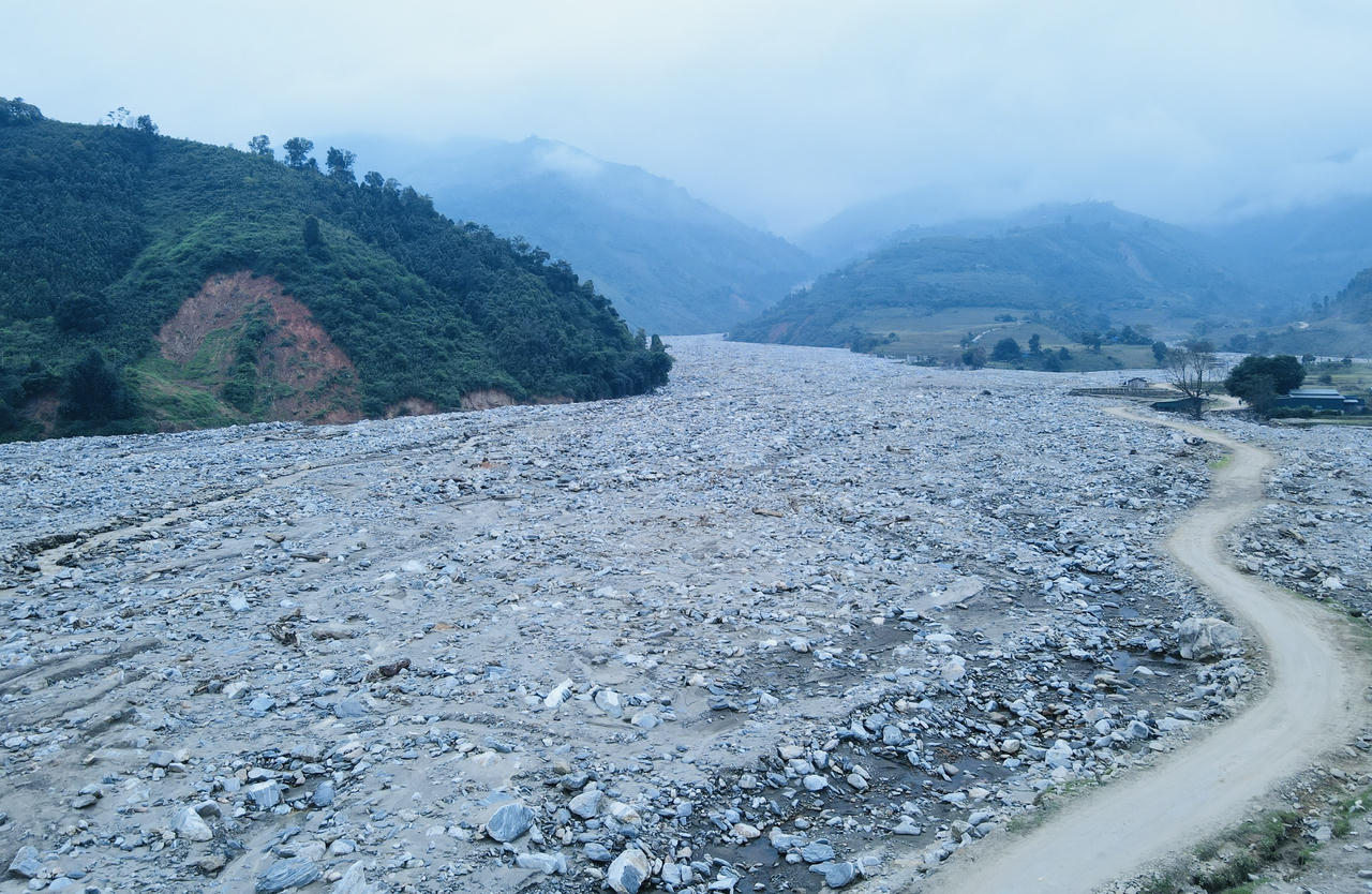 Bất ngờ cảnh dòng suối 'hóa đá' dài 4km ở Lào Cai