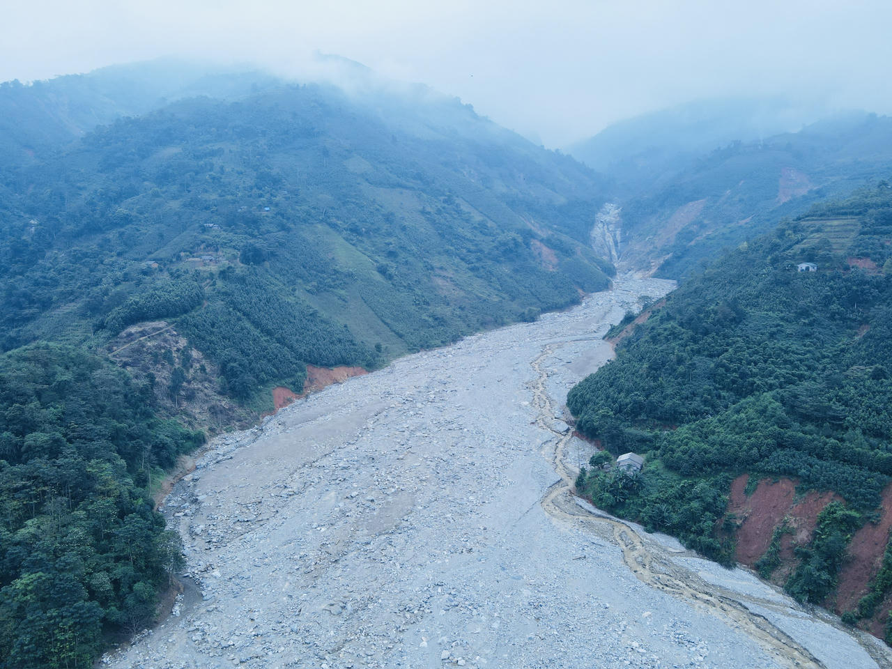 Bất ngờ cảnh dòng suối 'hóa đá' dài 4km ở Lào Cai
