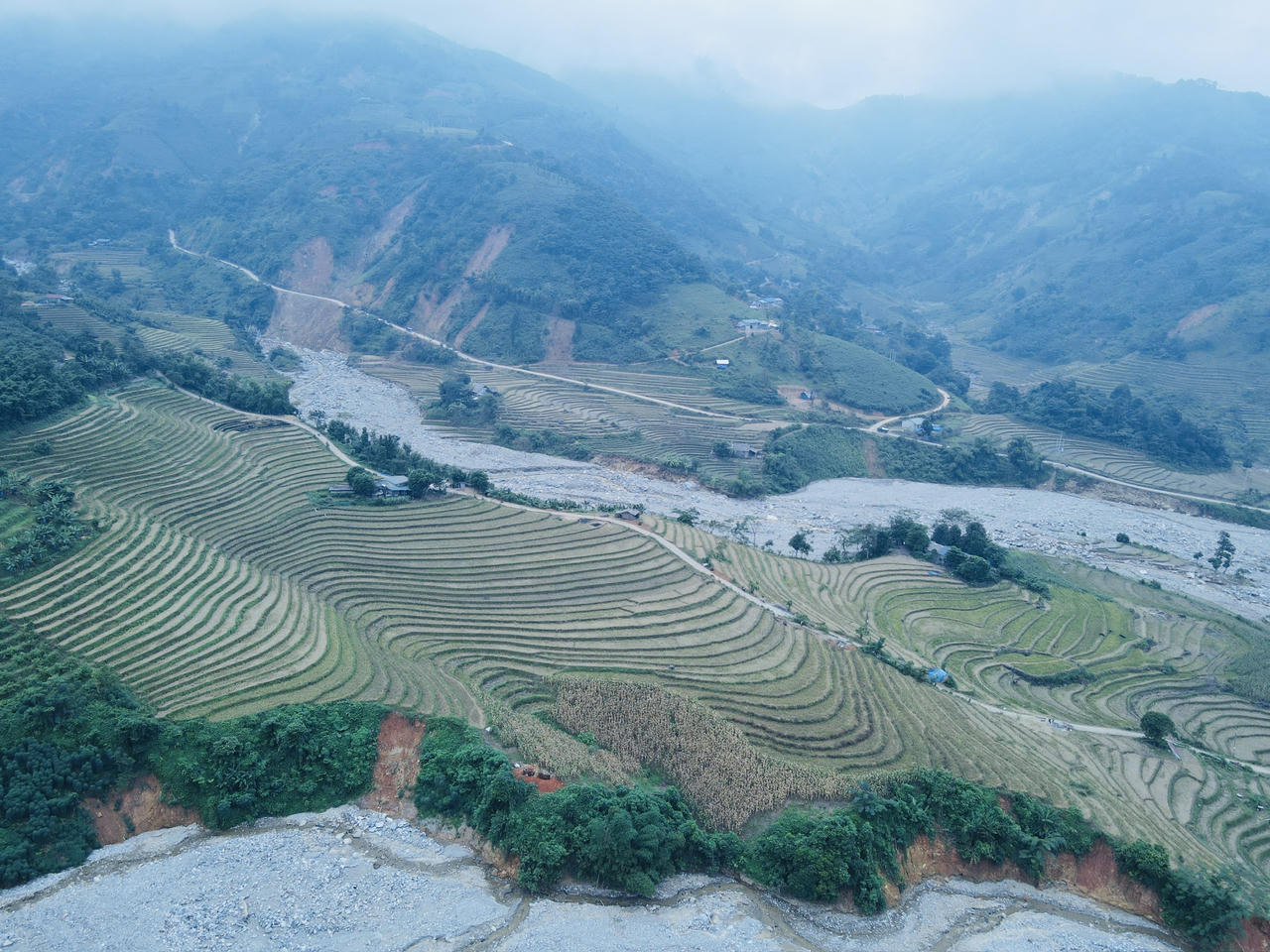 Bất ngờ cảnh dòng suối 'hóa đá' dài 4km ở Lào Cai