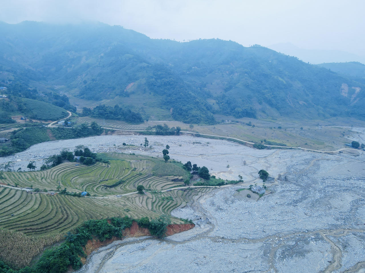 Bất ngờ cảnh dòng suối 'hóa đá' dài 4km ở Lào Cai