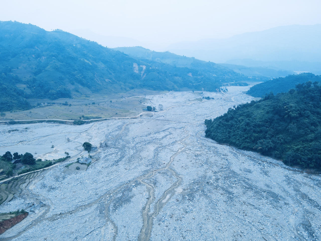Bất ngờ cảnh dòng suối 'hóa đá' dài 4km ở Lào Cai